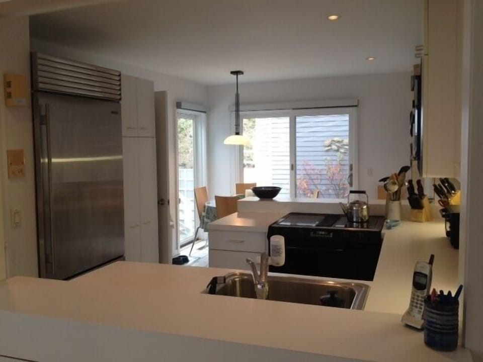 Kitchen views of the ocean and courtyard. Sub-zero frig, bosch induction range