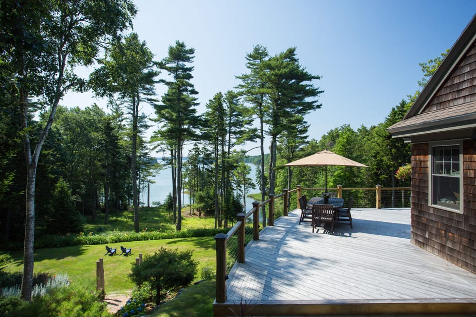 Outdoor eating and barbecue deck