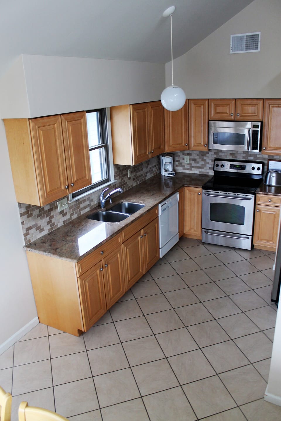 Fully Equipped Kitchen - granite/stainless, icemaker, dishwasher, disposal