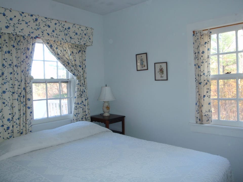Sweet upstairs bedroom, Queen