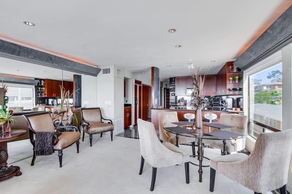 Plenty of seating space with 4 at the dining table and 4 at the breakfast bar