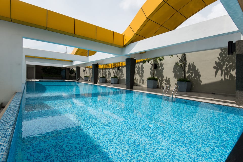 5 Mins Walk to LRT, Opposite Mall