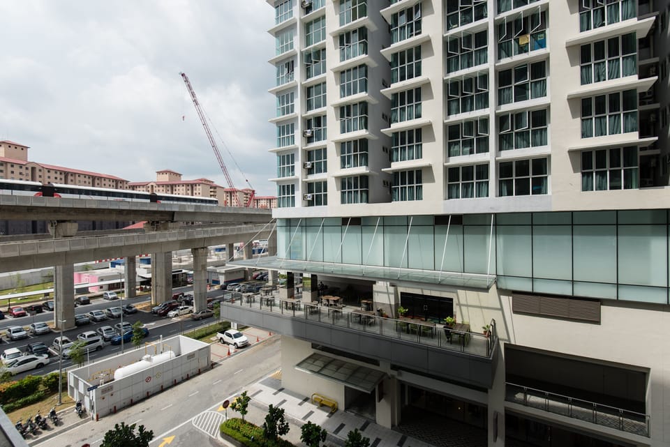 5 Mins Walk to LRT, Opposite Mall