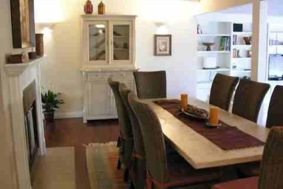 Studio City Vacation Home: Dining room w/fireplace