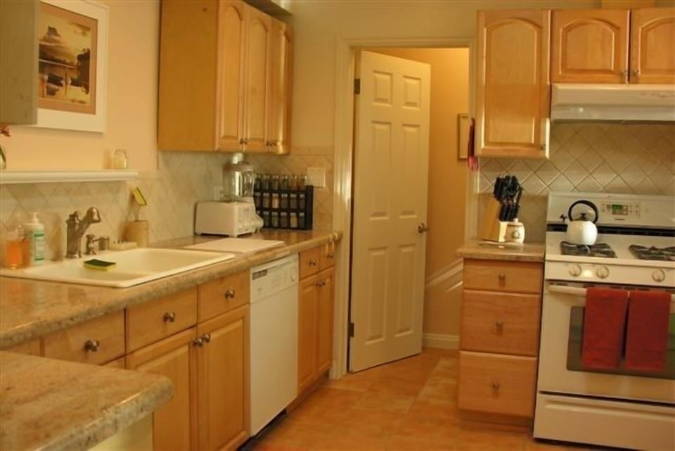 Studio City Vacation Home: Fully equipped kitchen
