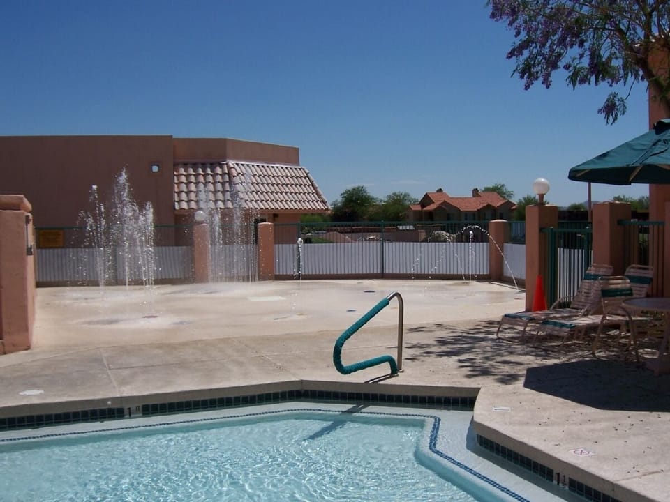 Children's Shallow Pool + Water Splash Playground