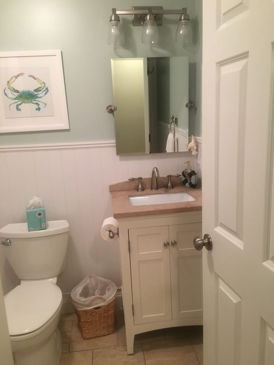 Guest full bathroom. 