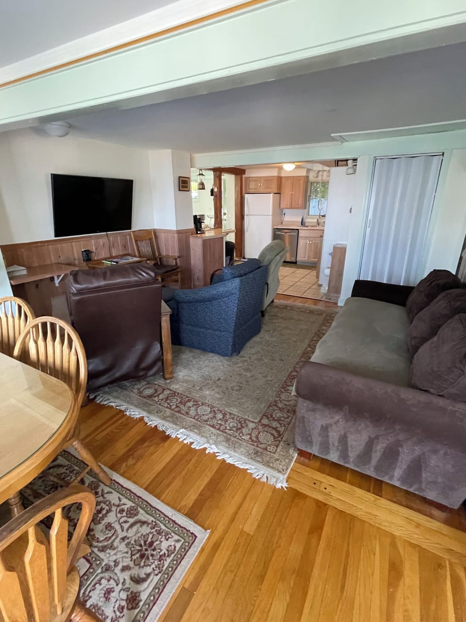 Main living room with flatscreen TV