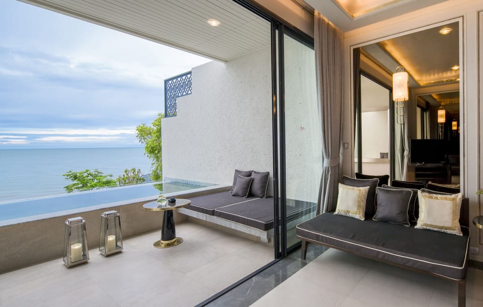 Beachfront Pool Suite 