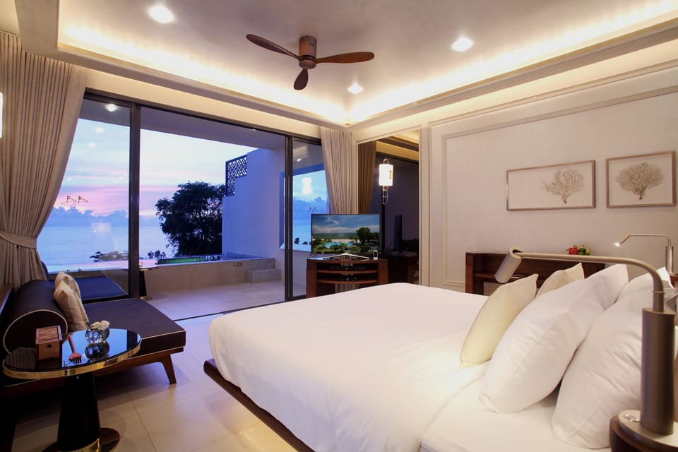 Beachfront Pool Suite 