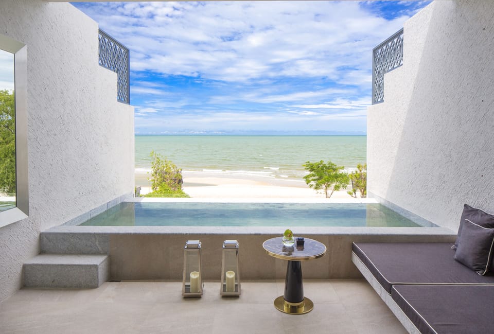 Beachfront Pool Suite 