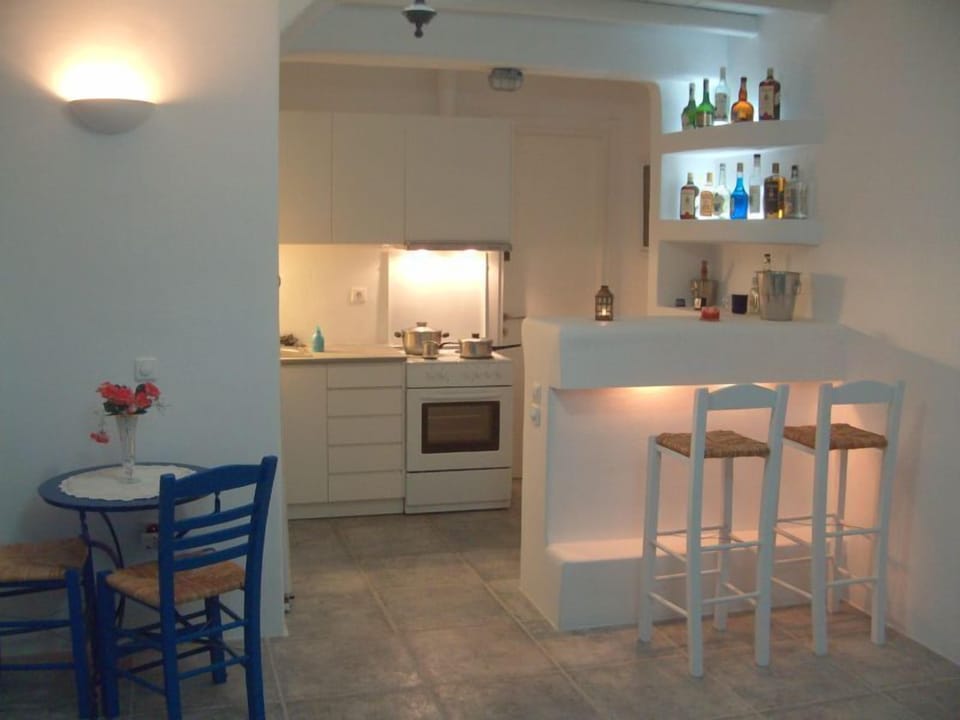 Kitchen and build in bar.