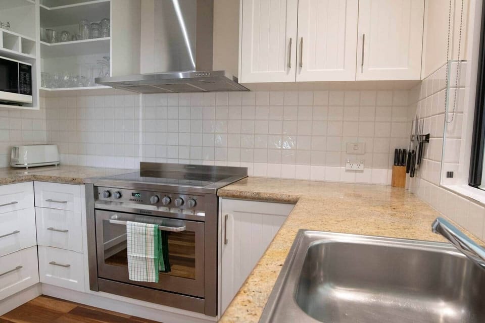 Beachfront on Mission - Mission Beach - Kitchen