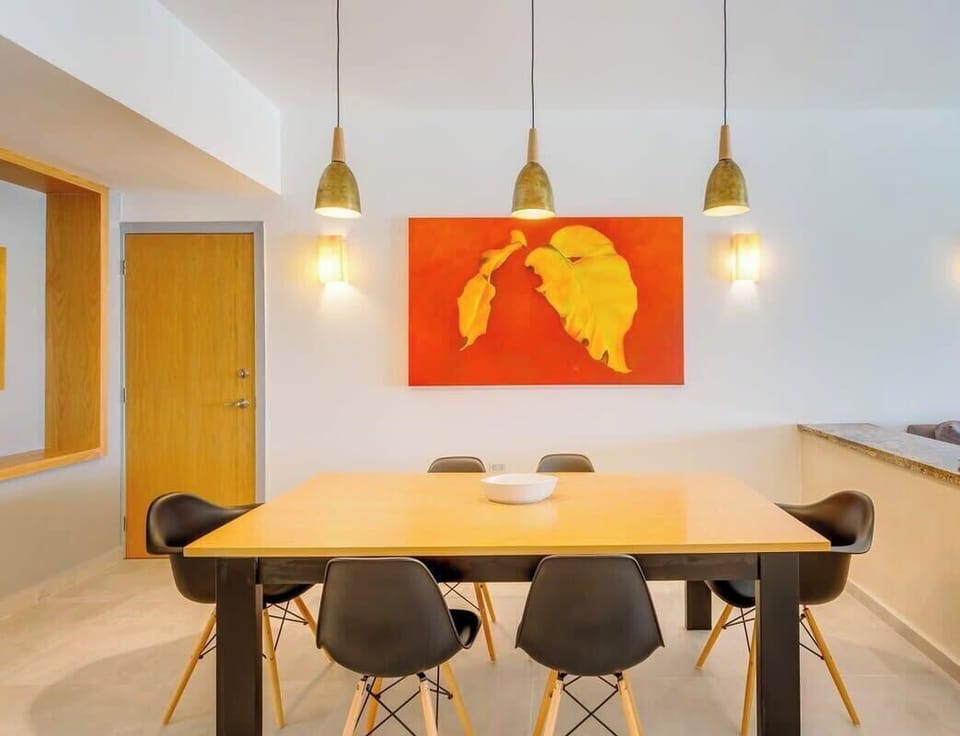 The dining area with a table to seat 6