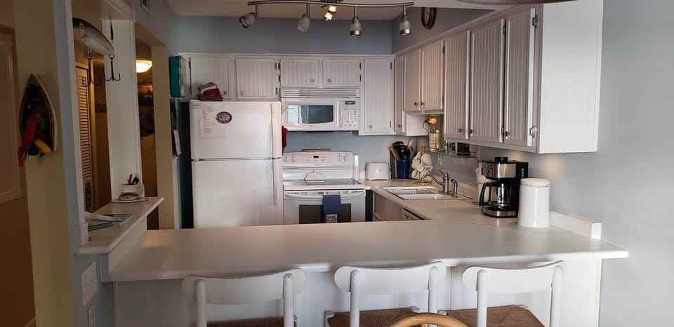 Breakfast Bar and Kitchen