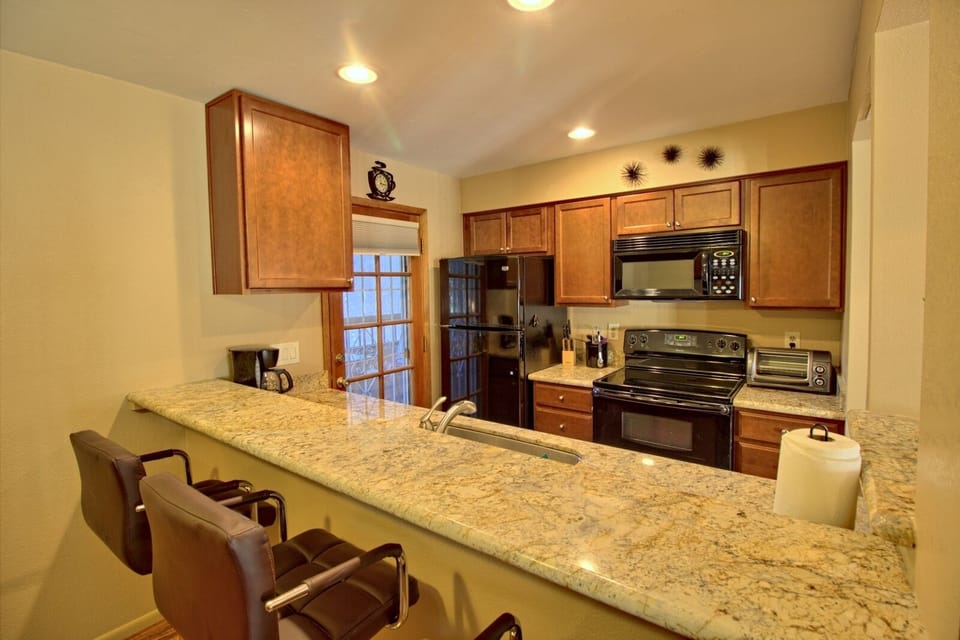 Kitchen and breakfast bar