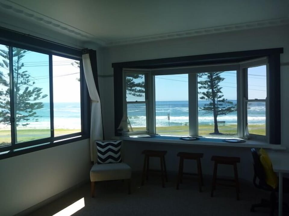 Sunroom 4 th bedroom with sofa bed