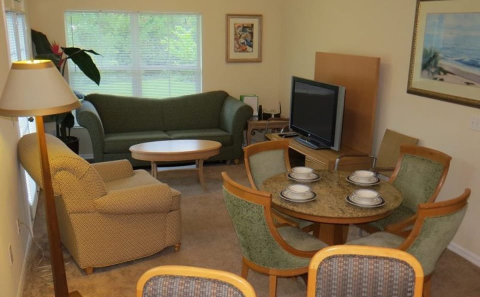 Open Living and dining room with flat screen, wifi and free long distance in nor