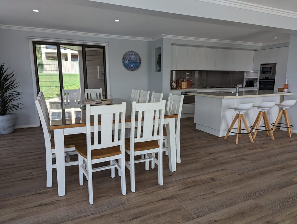 Dining for 12 guests