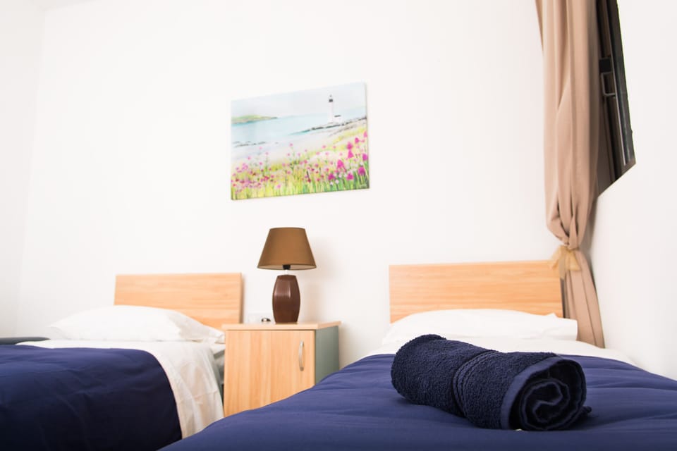 2nd bedroom adjacent to main with baby bed