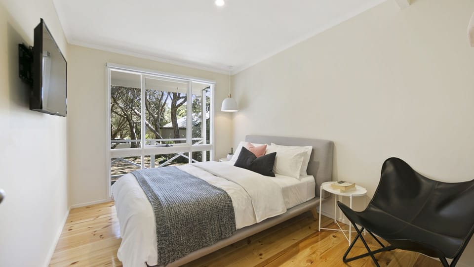 Bedroom 3 - Queen bed with TV, access to Netflix 