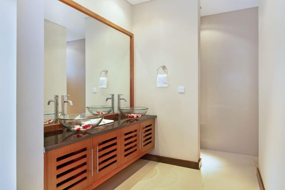 2 BR villa near Echo Beach, Warm Staff