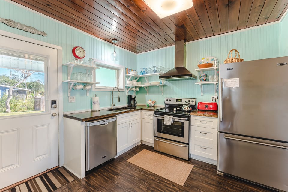 Updated kitchen with EVERYTHING you need!