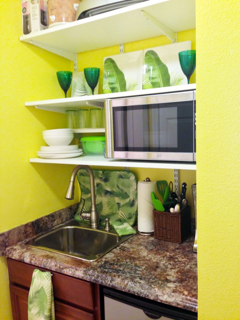 Kitchenette: Microwave.
(No Stove)Duo coffee pot/Pod maker