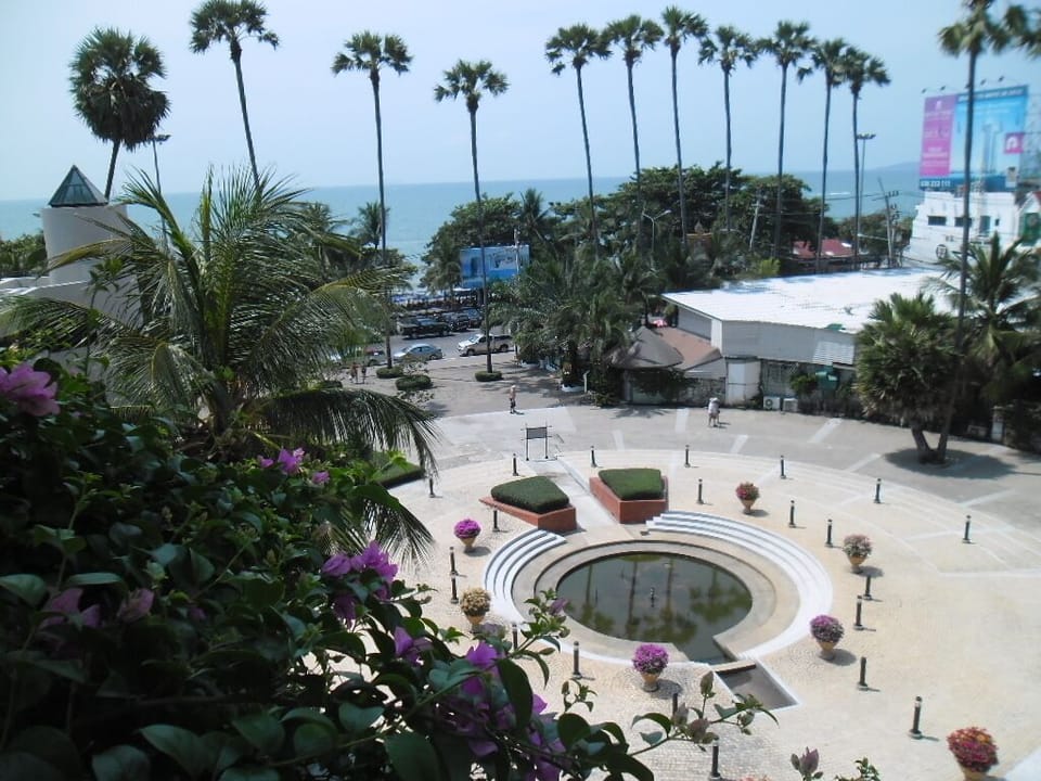 Jomtien PLAZA Condotel. Front the sea 