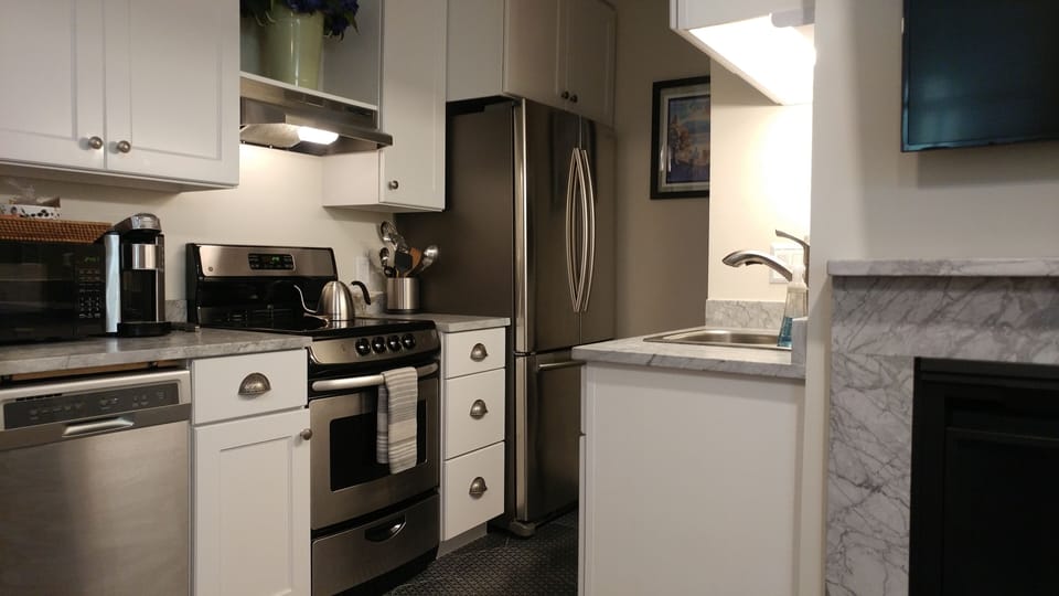 Efficient galley kitchen, everything you need at your fingertips 