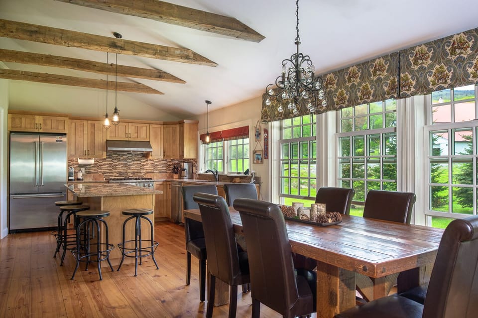 Dining table for 8, bar seating for 4.