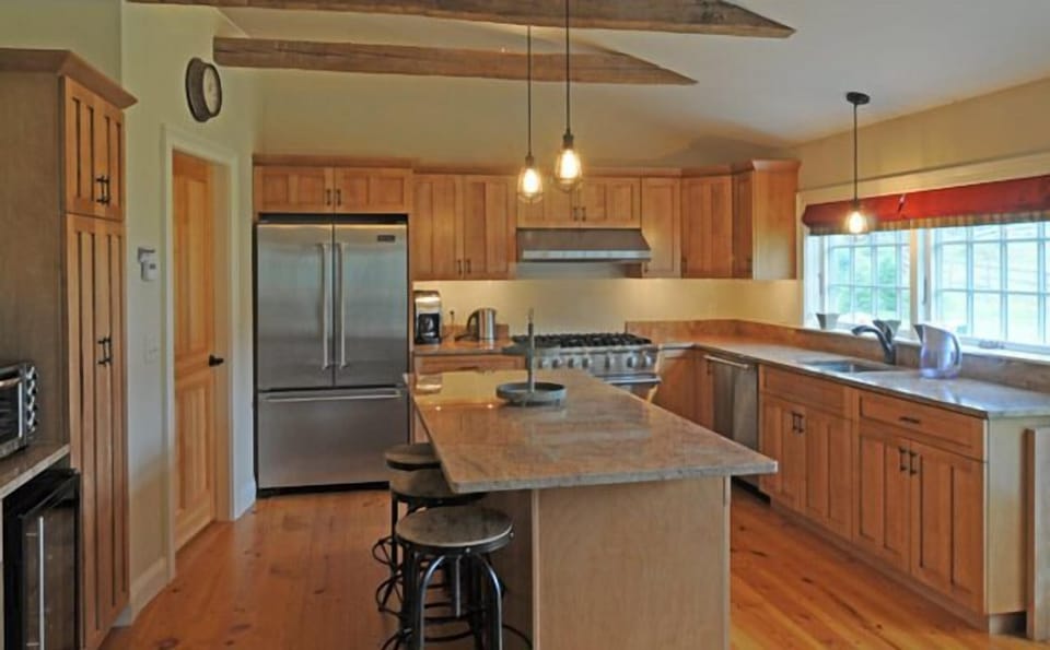 Fully equipped kitchen with Viking appliances. 