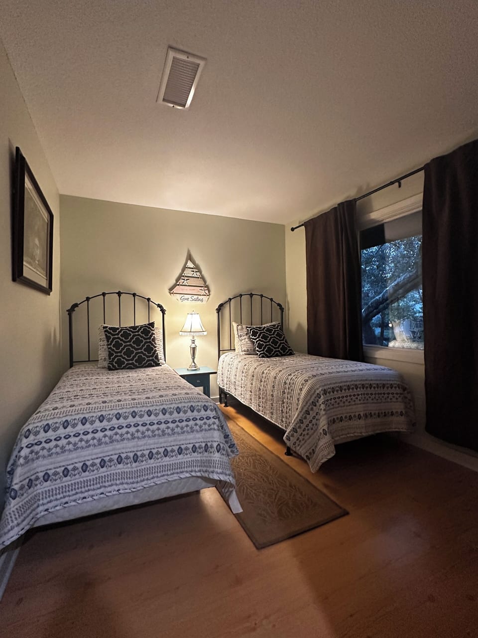 Guest bedroom well appointed with 2 twin beds