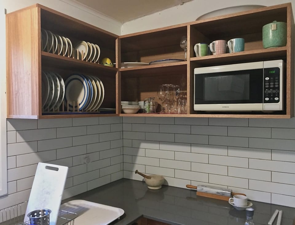Detail overheads above dish washer