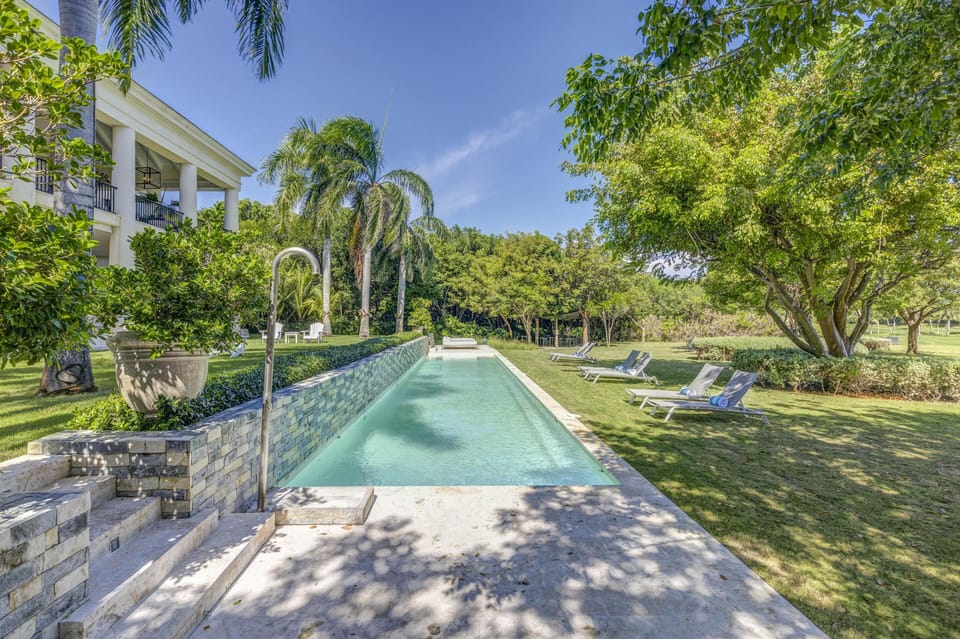 Corales 114 - Imposing White Marble Estate Villa (5914)