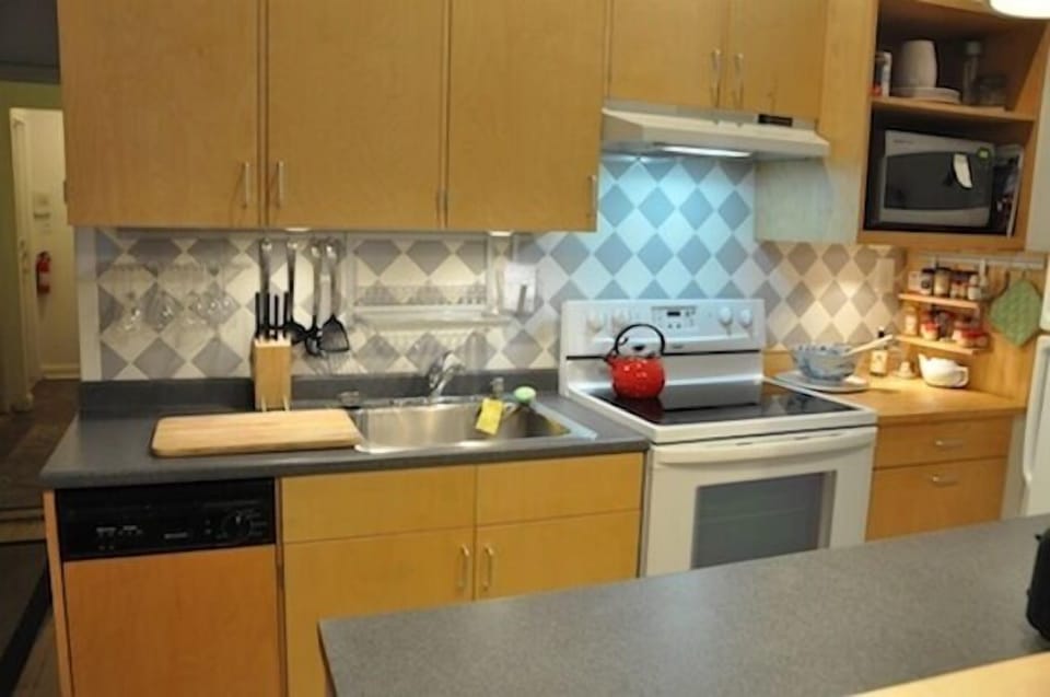 completely equipped kitchen
