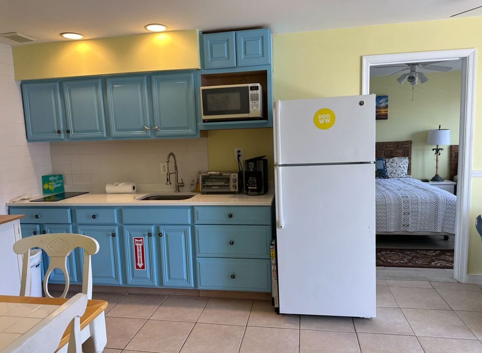 Fridge kitchen w coffee maker, small toaster oven