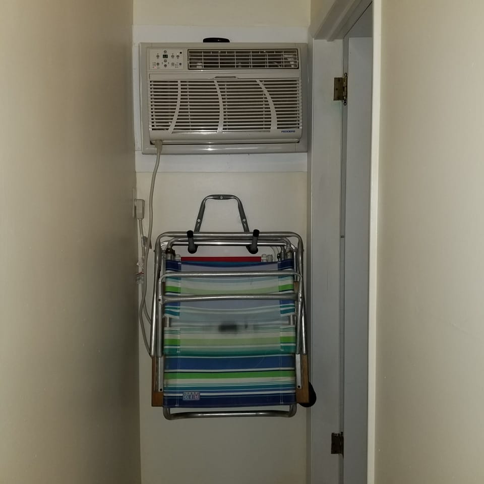 Second airconditioner in hall to 2nd Bathroom/2nd Bedroom & beach chairs for U2!