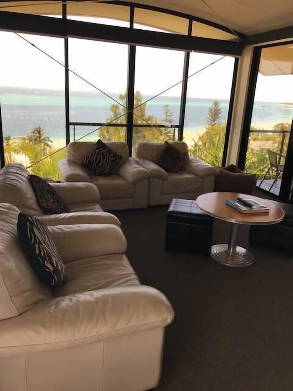 Lounge with view to wrecks
