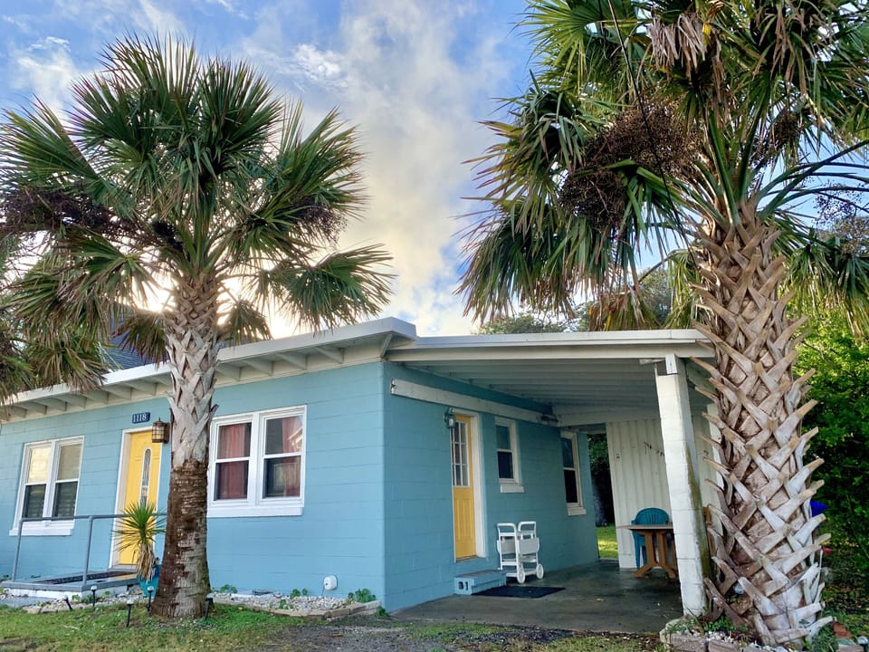 Island Getaway across street from beach access and 2 doors down from Icecream 
