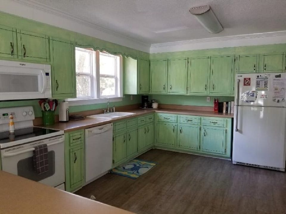 Lots of space to move about. Range, microwave, dishwasher & fridge w/icemaker