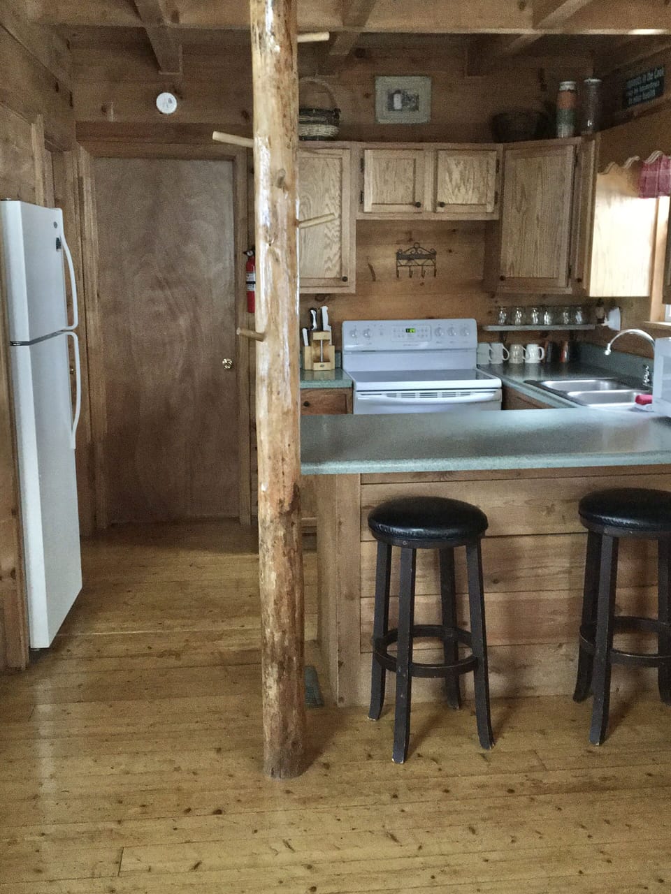 Fully equipped kitchen for your convenience. Vacation meals together