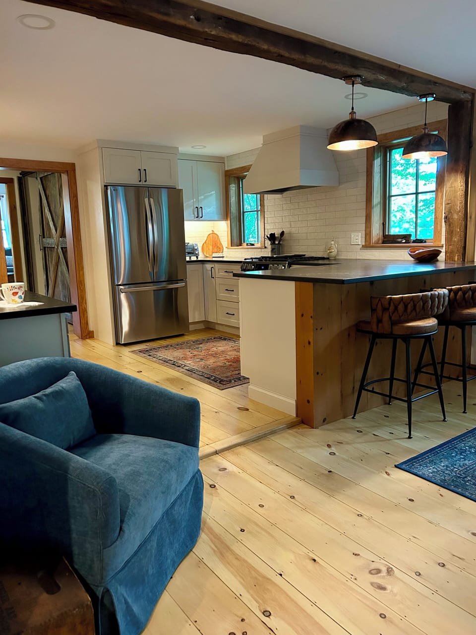 Kitchen with peninsula