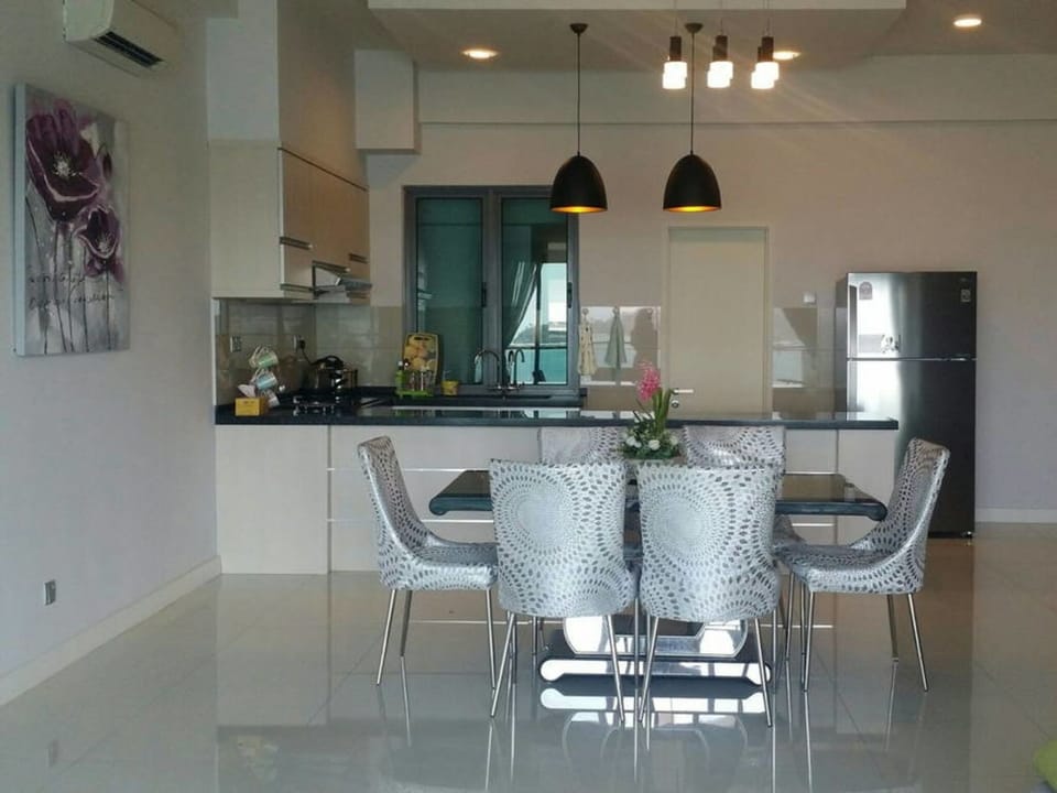 CITY SEA VIEW COZY & MODERN 3 BDRM CONDO