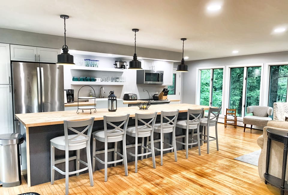 Kitchen and Island, seting for 6 on the bar