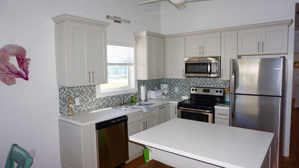 Stainless Steel Appliances, Coffee Pot, Toaster, Blender, Hand Mixer, Much More!