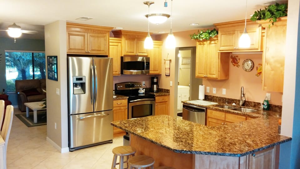 Modern kitchen with granite counter-tops. Fully equipped.