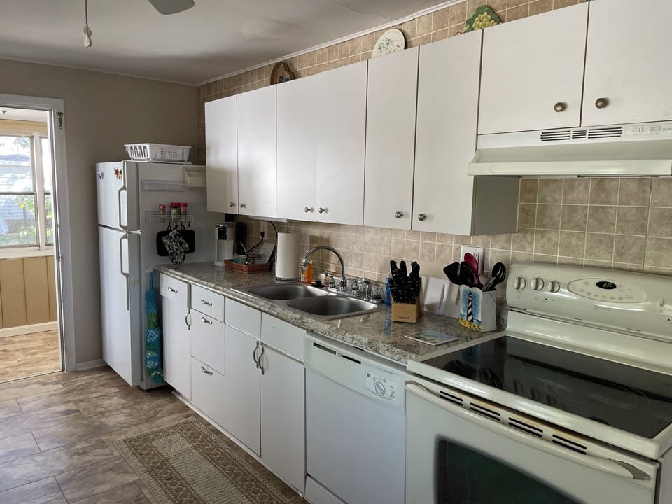 Kitchen with stove, dishwasher, fridge...if you must cook...great to eat out!