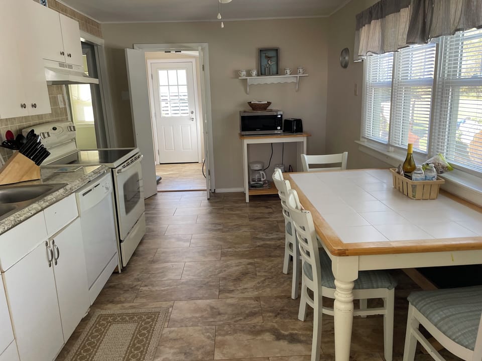 Eat in kitchen, table seats 6