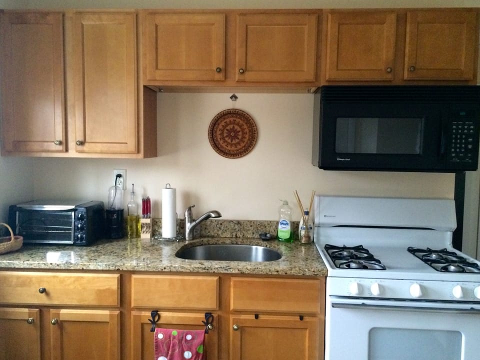 Eat-in kitchen w/ amenities for cooking, grilling, coffee, and a glass of wine.